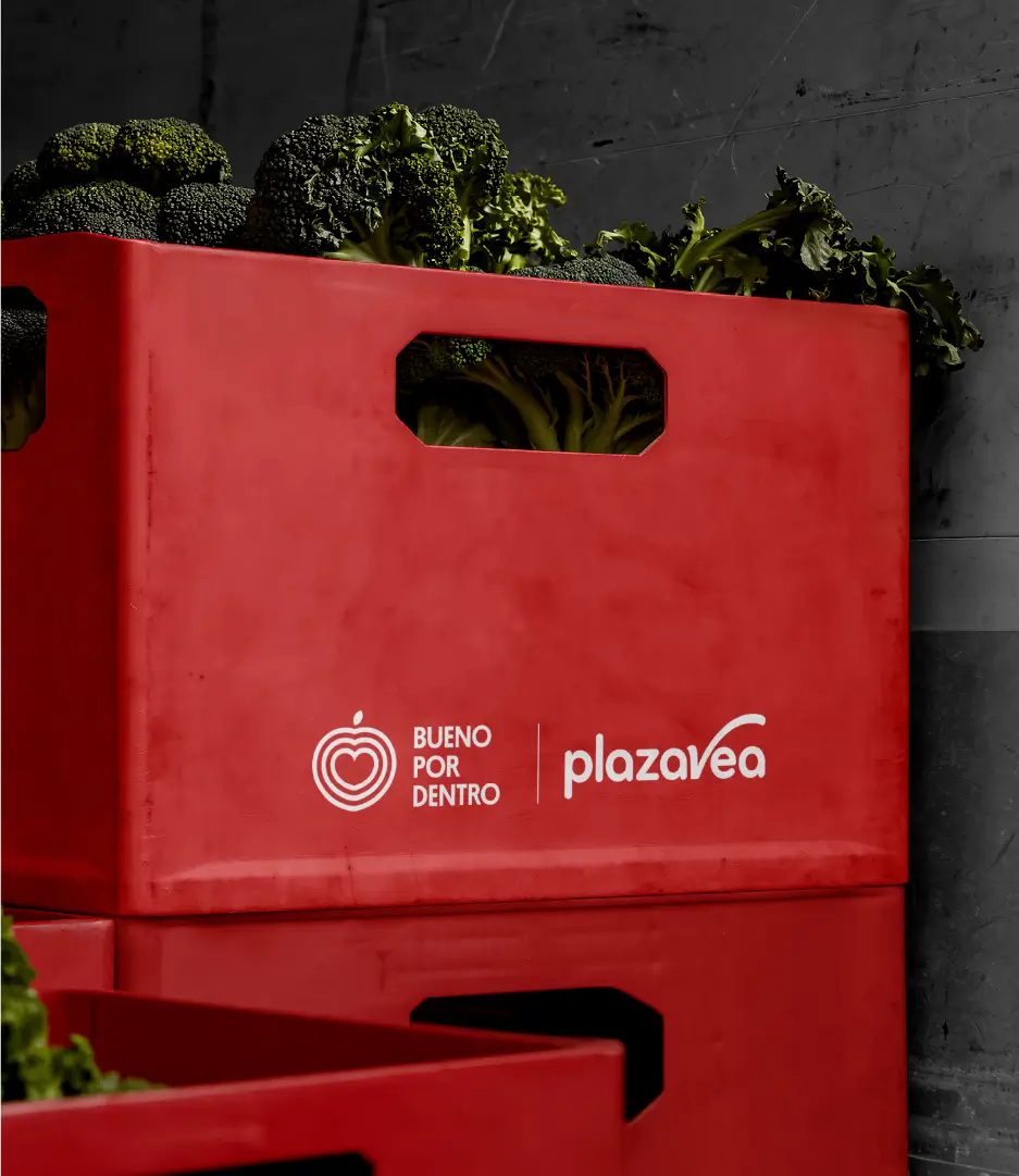 Aplicación del logotipo Bueno por dentro y Plaza Vea en cajas de donación de alimentos, branding por BSM