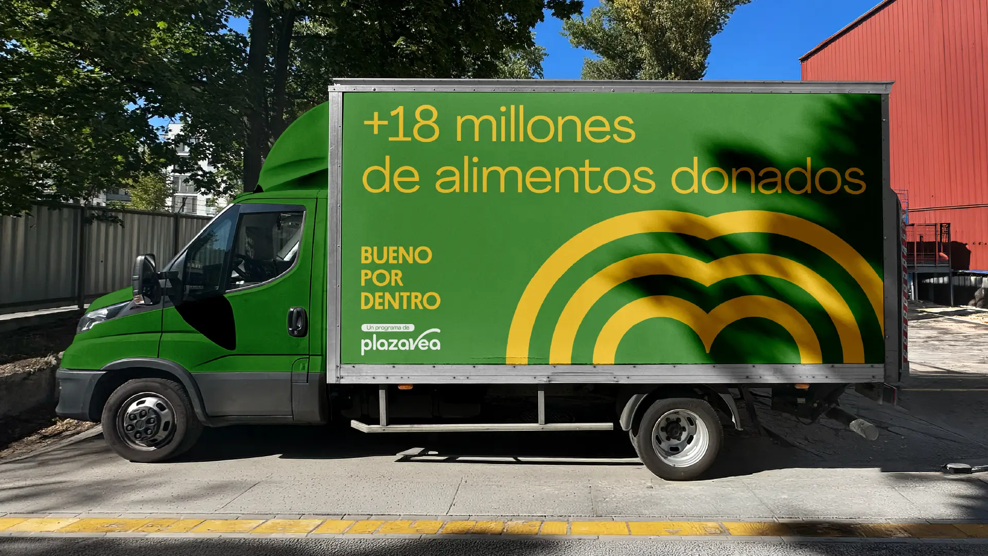 Camión de reparto Bueno por Dentro Plaza Vea, mostrando la cifra de alimentos donados, diseñado por BSM.